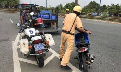 Nghị định 168 - Lỗi trừ 2 điểm GPLX ô tô: Giao xe không biển số cho người khác tham gia giao thông